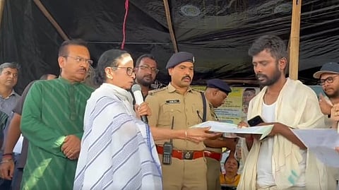 মৃতদের পরিবারের একজনের হাতে চাকরির নিয়োগপত্র তুলে দিচ্ছেন মুখ্যমন্ত্রী