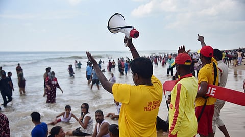 সমুদ্র উপকূলবর্তী এলাকায় চলছে সতর্কতামূলক প্রচার