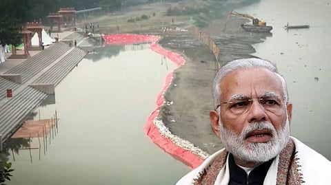 বামদিকে বাসুদেব ঘাট, ডানদিকে যমুনা নদী