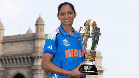 বিশ্বকাপ হাতে হরমনপ্রীত কৌর