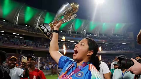 বিশ্বকাপ হাতে রিচা ঘোষ