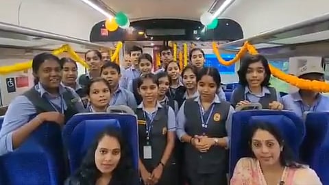 সরকারি অনুষ্ঠানে স্কুলপড়ুয়াদের দিয়ে RSS-র গান গাওয়ানোর অভিযোগ! 'অসাংবিধানিক', কটাক্ষ কেরালা সরকারের