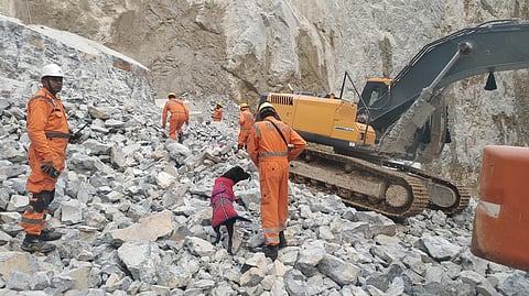 চলছে উদ্ধারকাজ