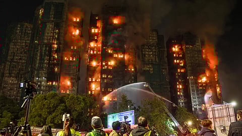 হংকংয়ের বহুতল আবাসনে অগ্নিকাণ্ডে মৃতের সংখ্যা বেড়ে ১২৮