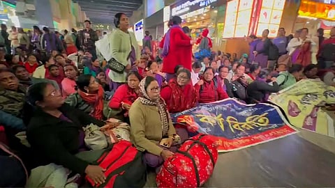 শিয়ালদা স্টেশনে আশা কর্মীদের বিক্ষোভ