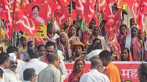 সোমবার মুম্বাই অভিমুখী পদযাত্রার শুরুতে