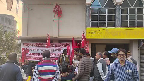 গুসকরায় দলীয় অফিস পুনরুদ্ধার করার পর সিপিআইএম নেতৃত্ব