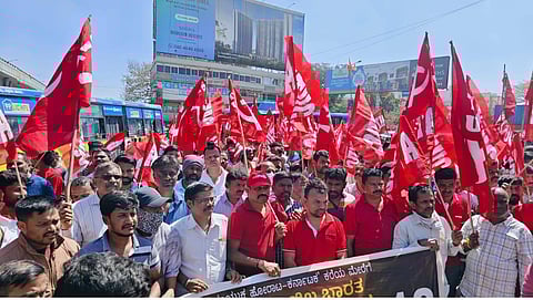 বেঙ্গালুরুতে ধর্মঘটের সমর্থনে শ্রমিকদের মিছিল