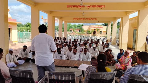 সৌন্দালা গ্রামে গ্রামসভার ছবি