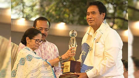 বিজেপি সাংসদ অনন্ত মহারাজকে ‘বঙ্গবিভূষণ’ সম্মানে সম্মানিত করলেন মুখ্যমন্ত্রী