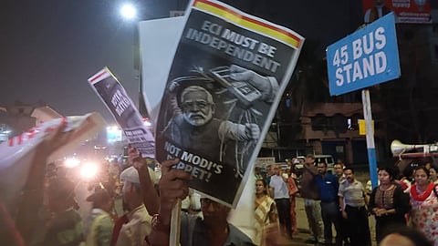 রবিবার রাতে জ্ঞানেশ কুমারকে কালো পতাকা দেখাচ্ছেন বাম কর্মীরা