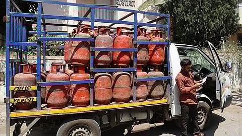 LPG Shortage: দেশজুড়ে ক্রমশ বাড়ছে গ্যাস সংকট; হেঁসেল থেকে পরিবহন - ব্যাহত হতে পারে সবই