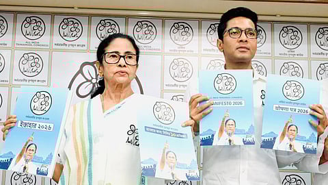 নির্বাচনী ইস্তাহার প্রকাশ করছেন মমতা বন্দ্যোপাধ্যায় এবং অভিষেক বন্দ্যোপাধ্যায়