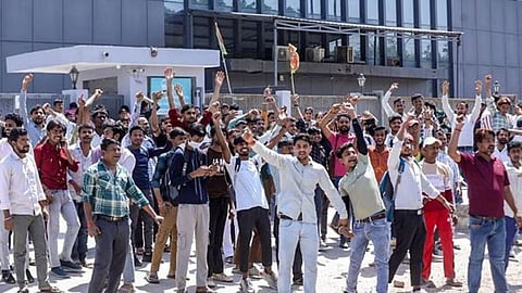 শ্রমিক বিক্ষোভে উত্তাল নয়ডা