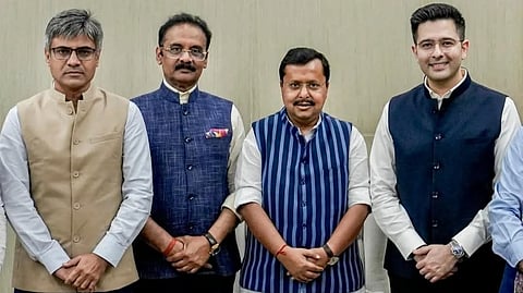 (বাম দিক থেকে) সন্দীপ পাঠক, অশোক মিত্তল, নীতিন এবং রাঘব চাড্ডানবিনে