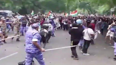 আন্দোলনকারীদের ওপর লাঠিচার্জ