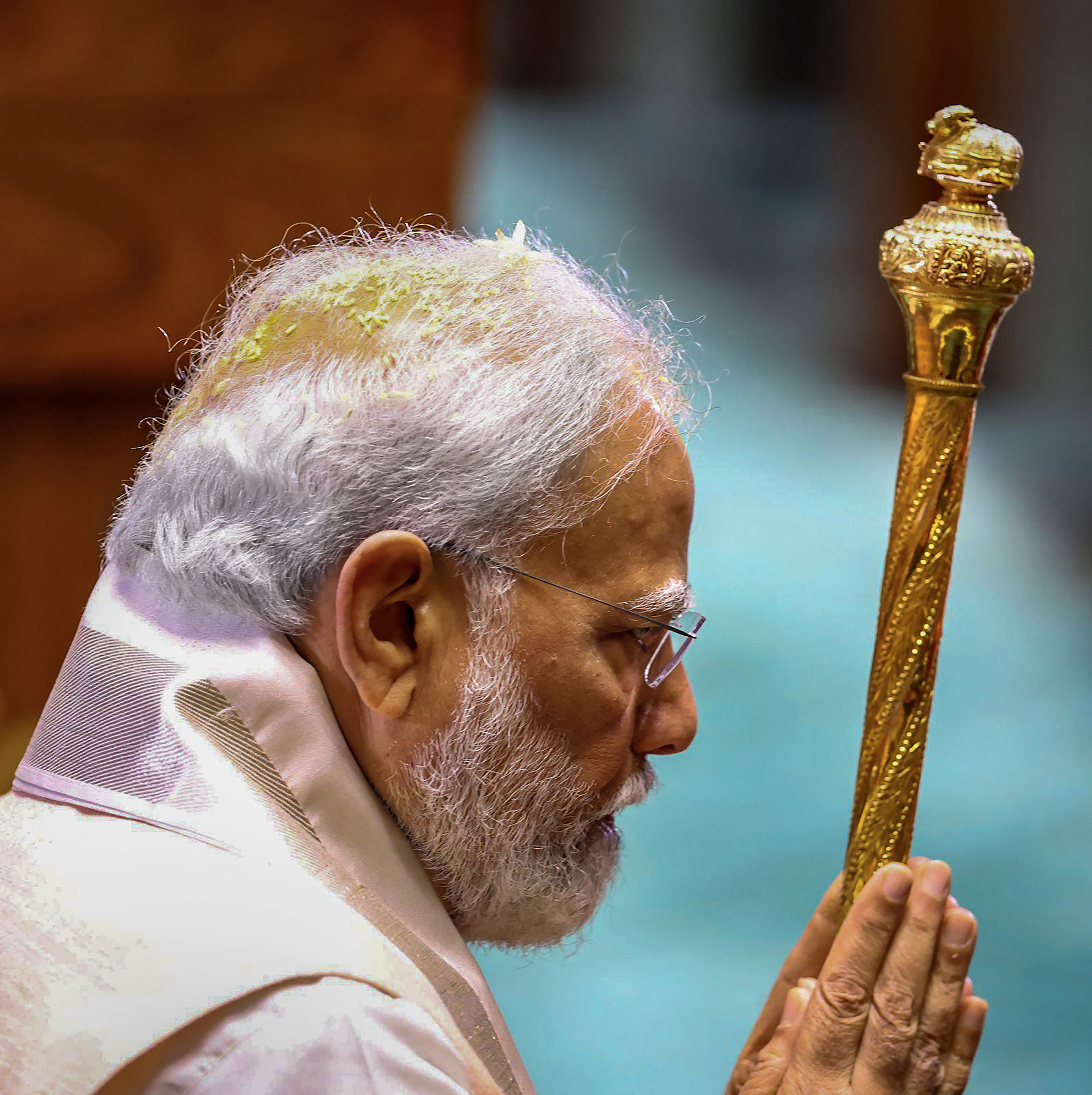 ನೂತನ ಸಂಸತ್ ಭವನದ ಉದ್ಘಾಟನೆಯ ಸಮಾರಂಭದಲ್ಲಿ ಪ್ರಧಾನಿ ನರೇಂದ್ರ ಮೋದಿ ಅವರು ‘ಸೆಂಗೋಲ್’ ಅನ್ನು ಪ್ರತಿಷ್ಠಾಪಿಸುವ ಮುನ್ನ– ಪಿಟಿಐ ಚಿತ್ರ