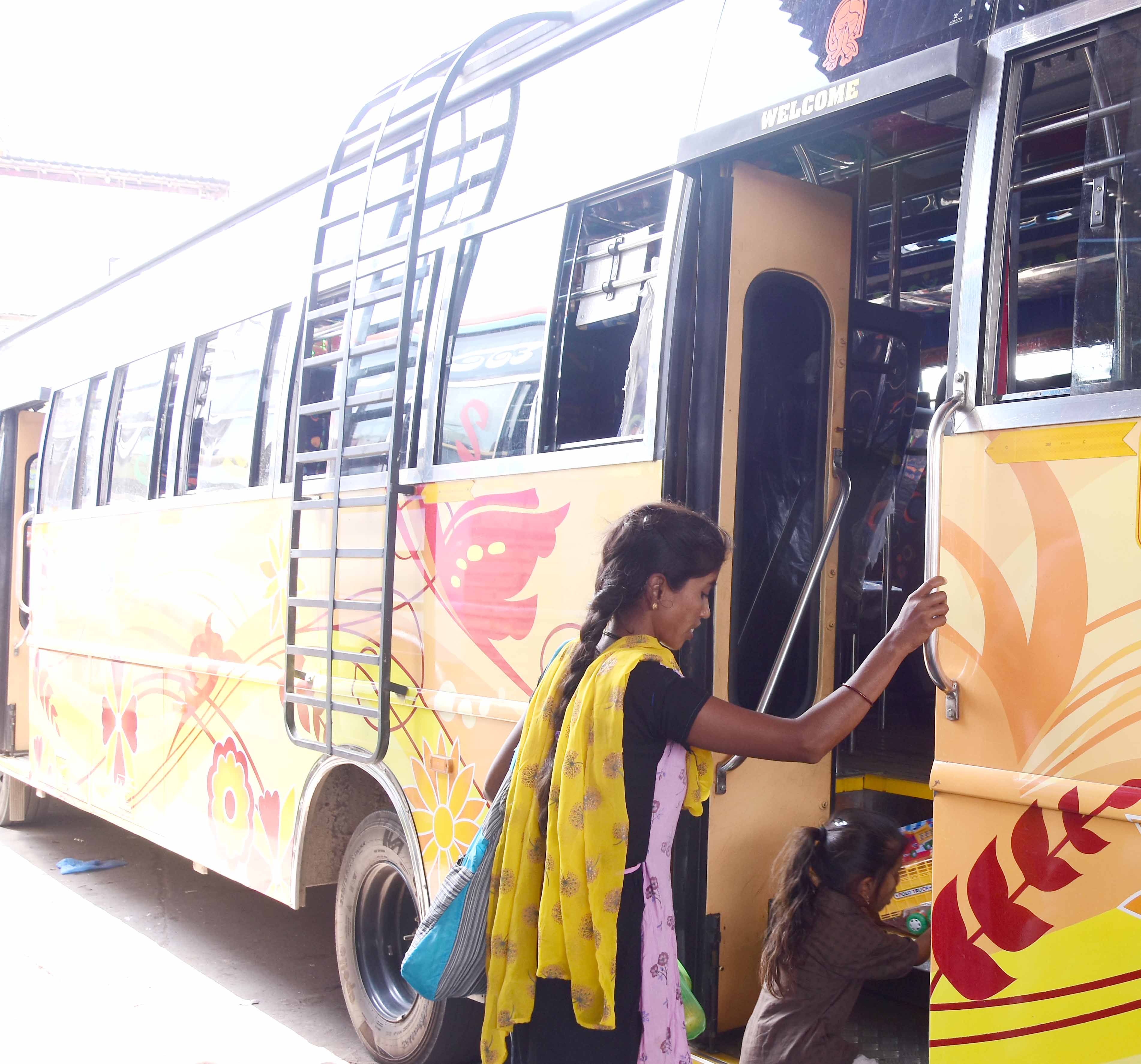 ಚಿತ್ರದುರ್ಗದಲ್ಲಿ ಖಾಸಗಿ ಬಸ್ ಸೇವೆ ಪಡೆಯುತ್ತಿರುವ ಮಹಿಳೆ.