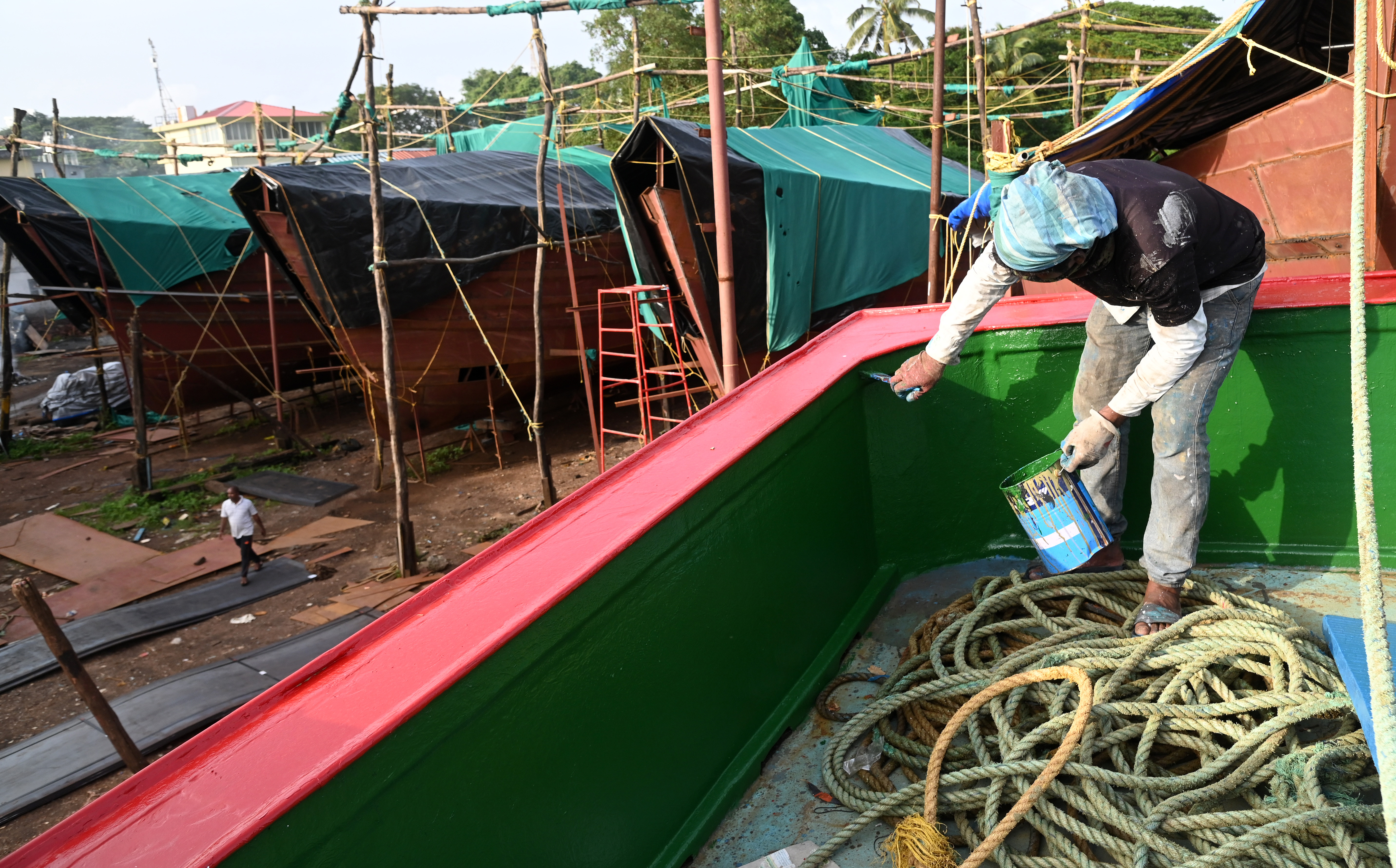 ಮಂಗಳೂರಿನ ದಕ್ಕೆಯಲ್ಲಿ ಬೋಟ್ಗಳಿಗೆ ಬಣ್ಣ ಬಳಿಯುತ್ತಿರುವ ಕಾರ್ಮಿಕರು –ಪ್ರಜಾವಾಣಿ ಚಿತ್ರ /ಫಕ್ರುದ್ದೀನ್ ಎಚ್