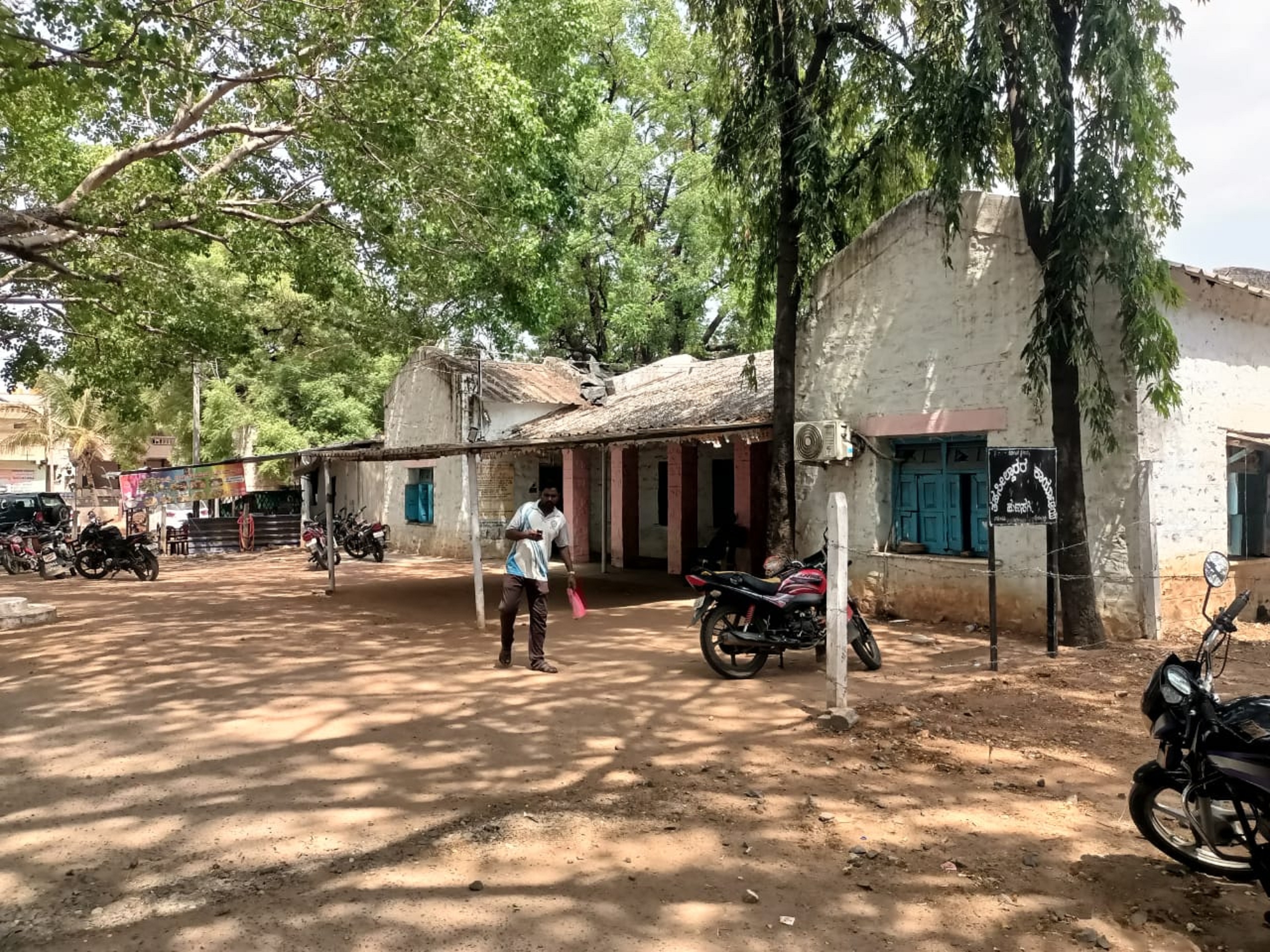 ಯಾದಗಿರಿ ಜಿಲ್ಲೆಯ ಹುಣಸಗಿ ತಾಲ್ಲೂಕು ತಹಶೀಲ್ದಾರ್ ಕಚೇರಿ