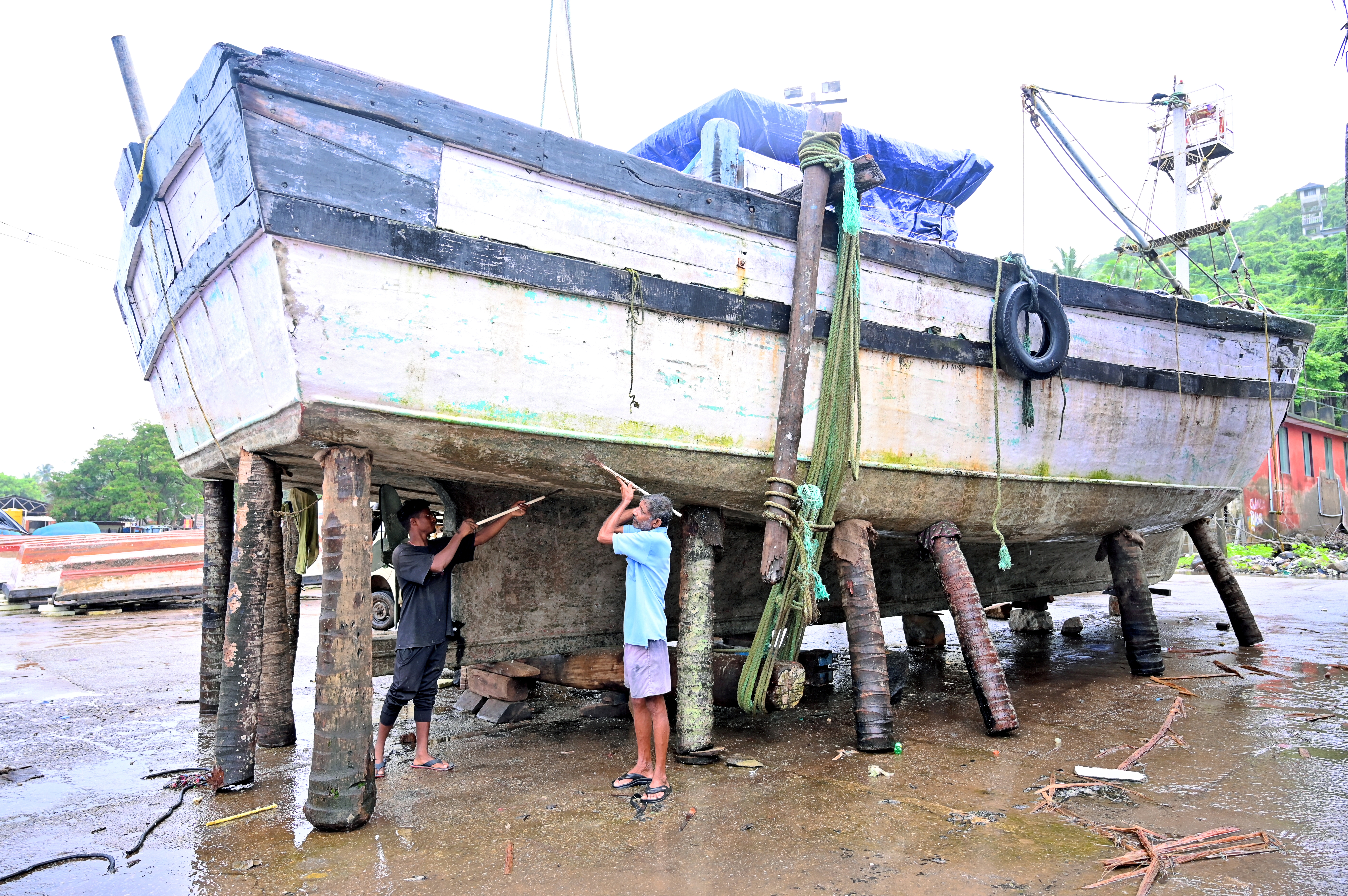ಕಾರವಾರದ ಬೈತಕೋಲದ ಮೀನುಗಾರಿಕಾ ಬಂದರಿನಲ್ಲಿ ಕಾರ್ಮಿಕರು ಪರ್ಸಿನ್ ಬೋಟ್ ದುರಸ್ತಿ ಮಾಡುತ್ತಿರುವುದು
ಪ್ರಜಾವಾಣಿ ಚಿತ್ರ: ದಿಲೀಪ್ ರೇವಣಕರ್