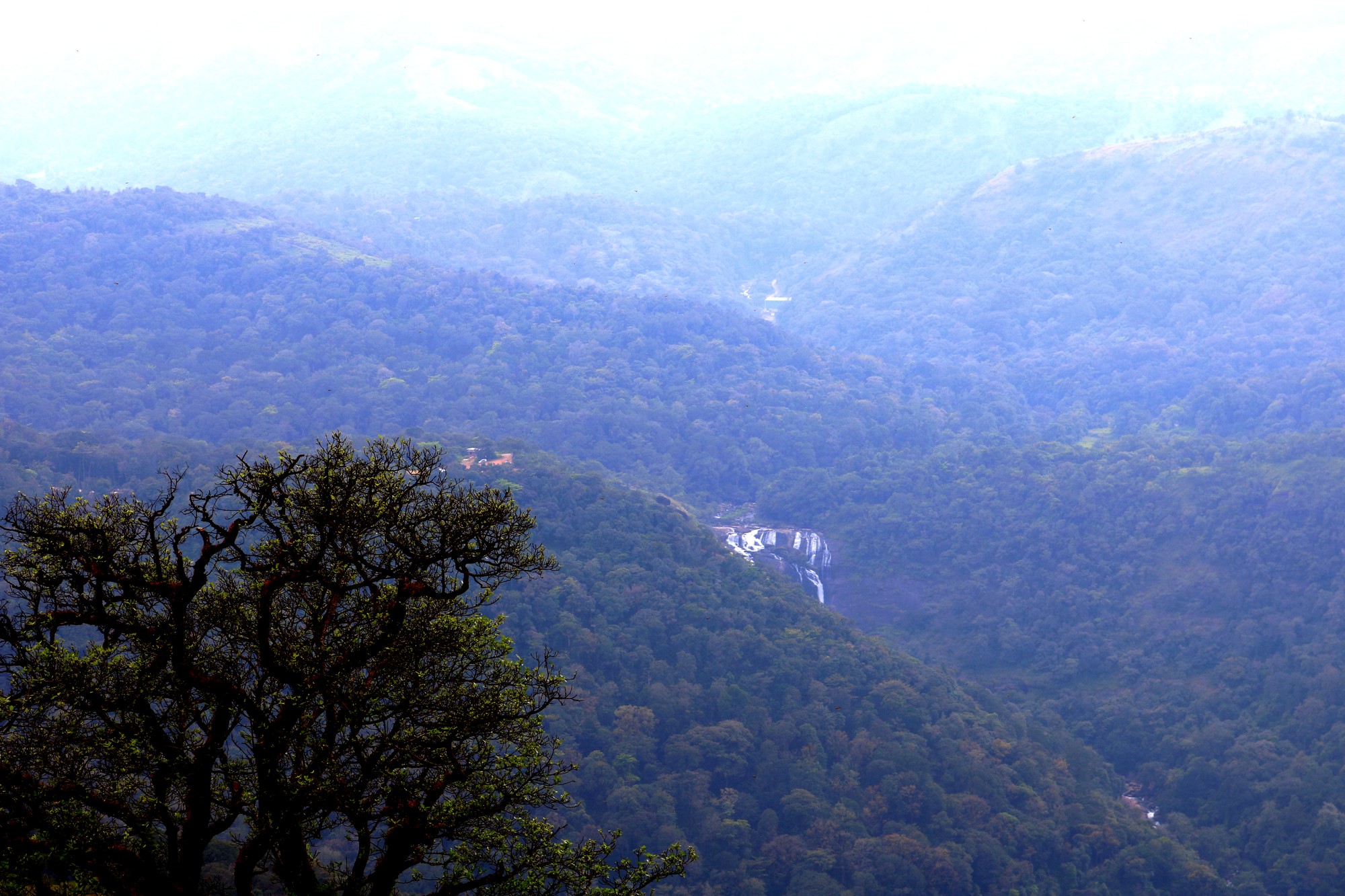ಮೇರನಕೋಟೆ ಬೆಟ್ಟದ ಮೇಲಿಂದ ಕಾಣಸಿಗುವ ಮಲ್ಲಳ್ಳಿ ಜಲಪಾತ