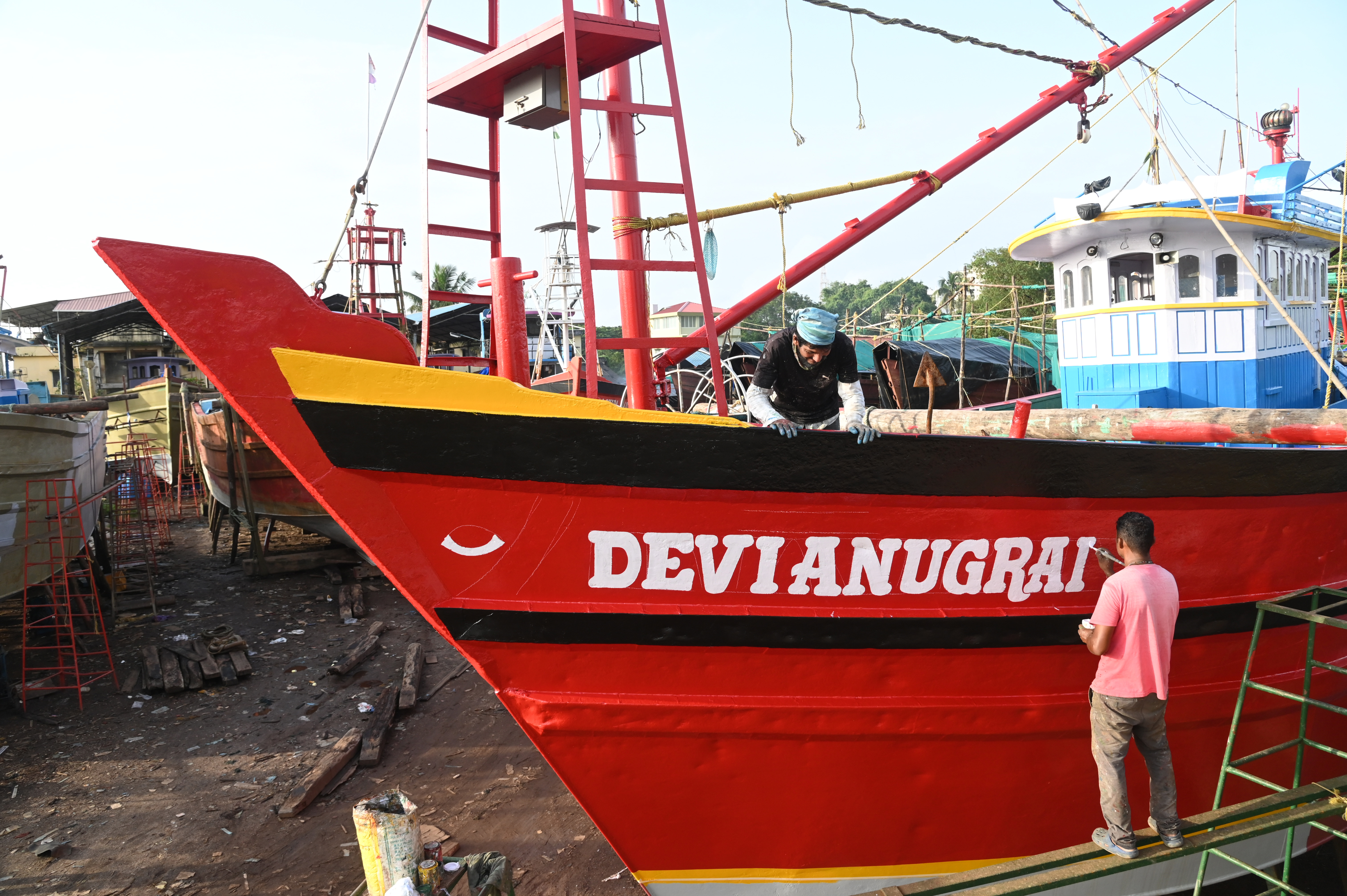 ಮಂಗಳೂರಿನ ದಕ್ಕೆಯಲ್ಲಿ ಬೋಟ್ಗಳಿಗೆ ಬಣ್ಣ ಬಳಿಯುತ್ತಿರುವ ಕಾರ್ಮಿಕರು –ಪ್ರಜಾವಾಣಿ ಚಿತ್ರ /ಫಕ್ರುದ್ದೀನ್ ಎಚ್