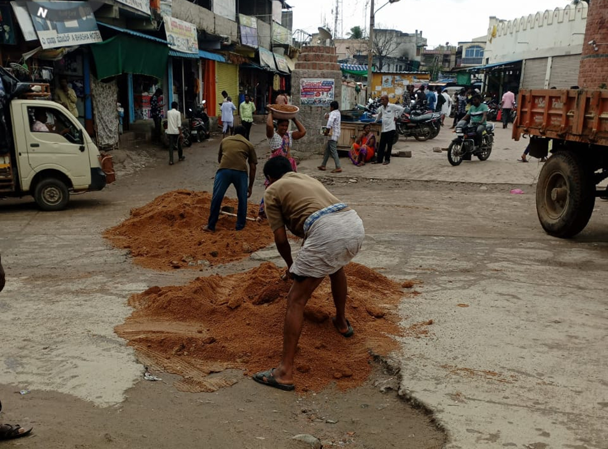 ಸುರಪುರ ನಗರದಲ್ಲಿ ಗುಂಡಿ ಮುಚ್ಚಿರುವುದು