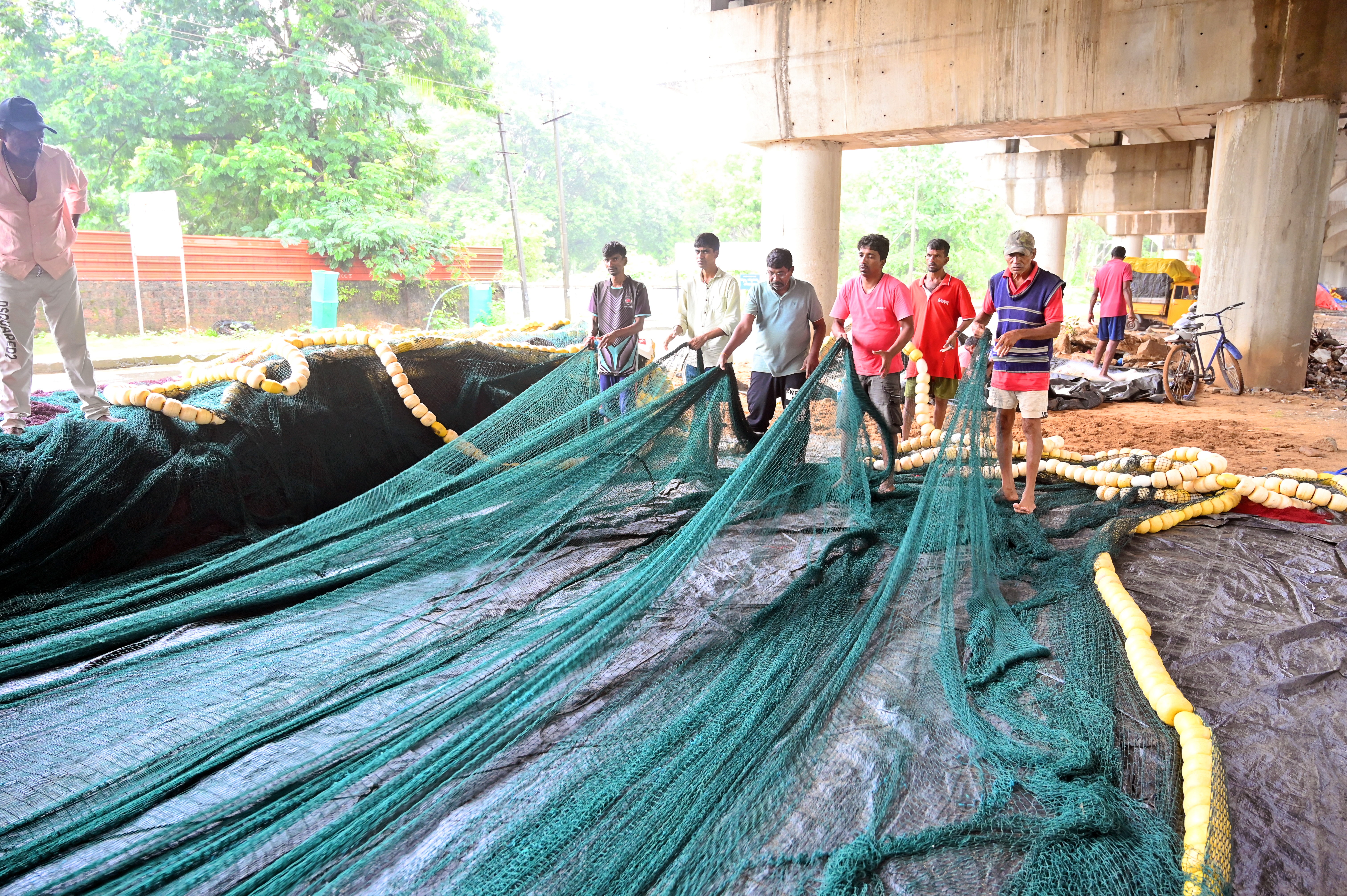 ಮೀನುಗಾರಿಕೆ ಚಟುವಟಿಕೆ ಸ್ಥಗಿತಗೊಂಡಿರುವ ಮುಂಗಾರಿನ ಆರಂಭದ ಅವಧಿಯಲ್ಲಿ ಪರ್ಸಿನ್ ಬಲೆಗಳನ್ನು ಕಾರ್ಮಿಕರು ದುರಸ್ತಿ ಪಡಿಸುತ್ತಿರುವುದು
ಪ್ರಜಾವಾಣಿ ಚಿತ್ರ:ದಿಲೀಪ್ ರೇವಣಕರ್