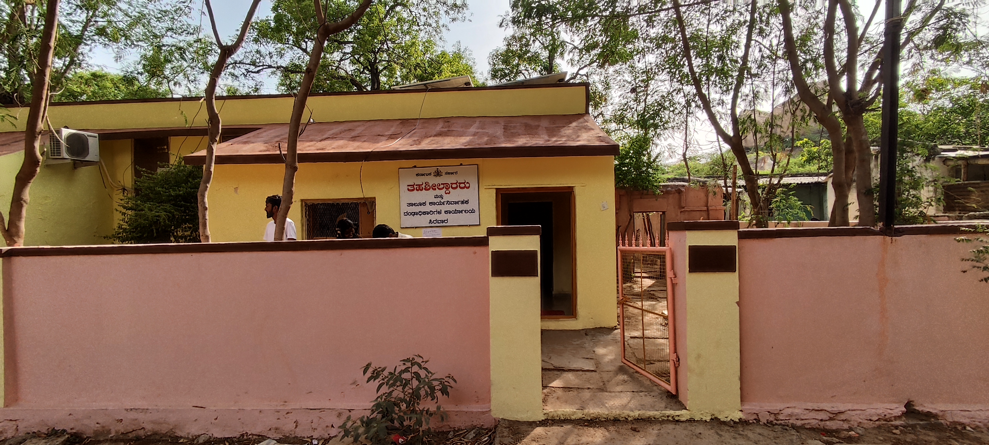 ರಾಯಚೂರು ಜಿಲ್ಲೆಯ ಸಿರವಾರದಲ್ಲಿ ಸಣ್ಣ ಕಟ್ಟಡದಲ್ಲಿರುವ ತಹಶೀಲ್ದಾರ್ ಕಚೇರಿ