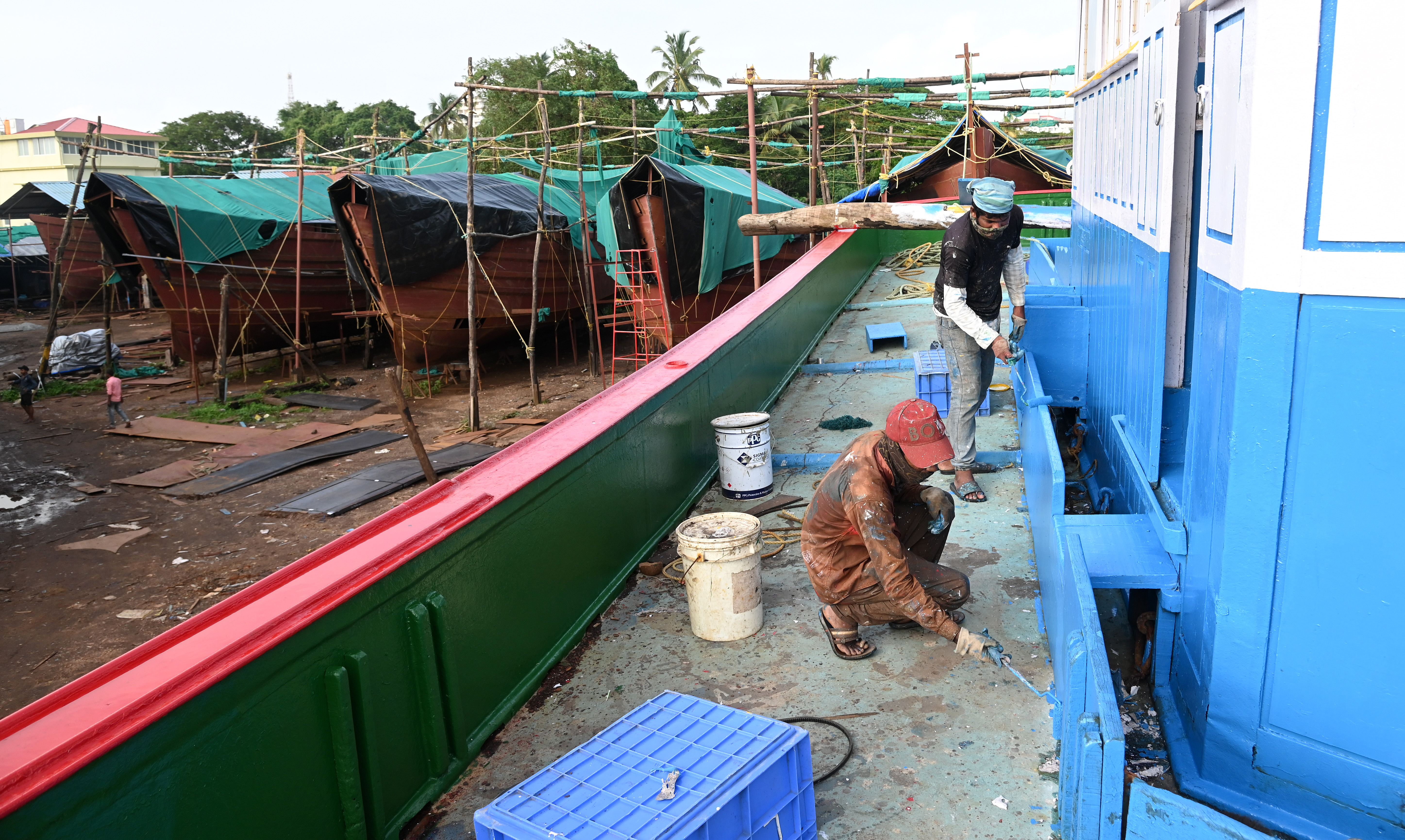 ಮಂಗಳೂರಿನ ದಕ್ಕೆಯಲ್ಲಿ ಬೋಟ್ಗಳಿಗೆ ಬಣ್ಣ ಬಳಿಯುತ್ತಿರುವ ಕಾರ್ಮಿಕರು –ಪ್ರಜಾವಾಣಿ ಚಿತ್ರ /ಫಕ್ರುದ್ದೀನ್ ಎಚ್