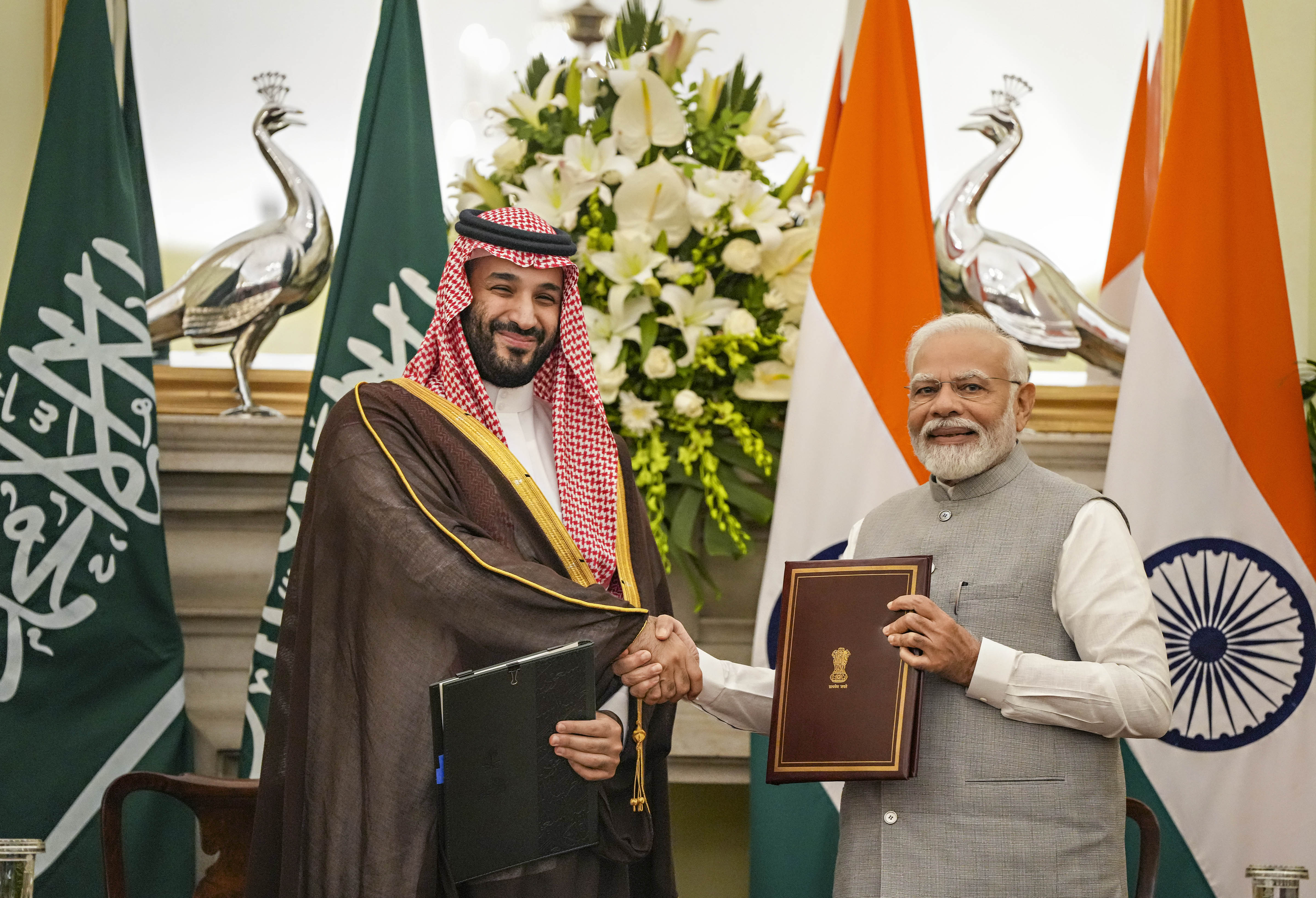 ನವದೆಹಲಿಯ ಹೈದರಾಬಾದ್ ಹೌಸ್ನಲ್ಲಿ ಸೋಮವಾರ ಸೌದಿ ಅರೇಬಿಯಾ ದೇಶದ ಯುವರಾಜ ಮೊಹಮ್ಮದ್ ಬಿನ್ ಸಲ್ಮಾನ್ ಬಿನ್ ಅಬ್ದುಲ್ ಅಜೀಜ್ ಅಲ್ ಸೌದ್ ಮತ್ತು ಪ್ರಧಾನಿ ನರೇಂದ್ರ ಮೋದಿ ಅವರು, ದ್ವಿಪಕ್ಷೀಯ ಮಾತುಕತೆಯ ಬಳಿಕ ಒಪ್ಪಂದಕ್ಕೆ ಸಹಿ ಹಾಕಿದರು –ಪಿಟಿಐ ಚಿತ್ರ