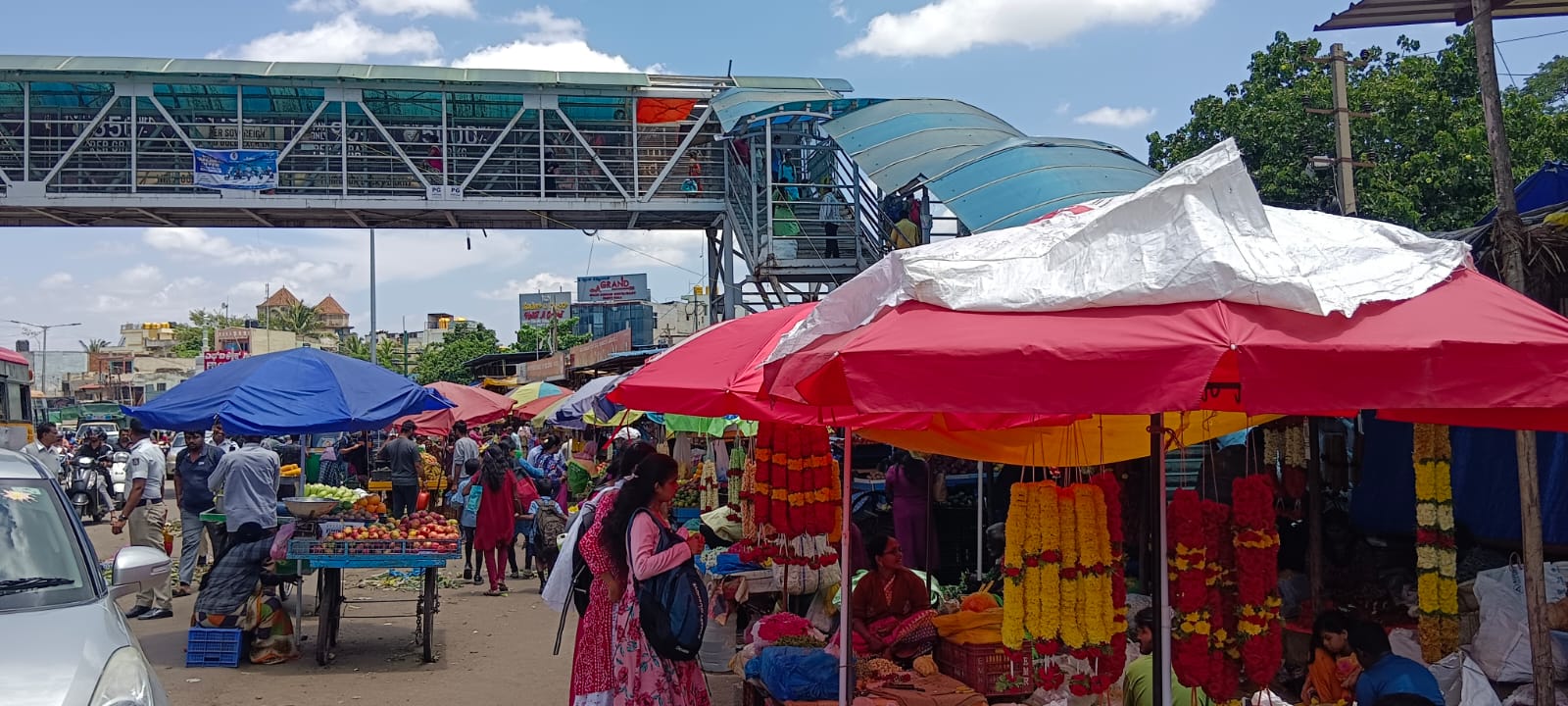 ರಾಷ್ಟ್ರೀಯ ಹೆದ್ದಾರಿಯಲ್ಲಿ ವ್ಯಾಪಾರ ಮಾಡುವ ಹೂವಿನ ವ್ಯಾಪಾರಿಗಳು