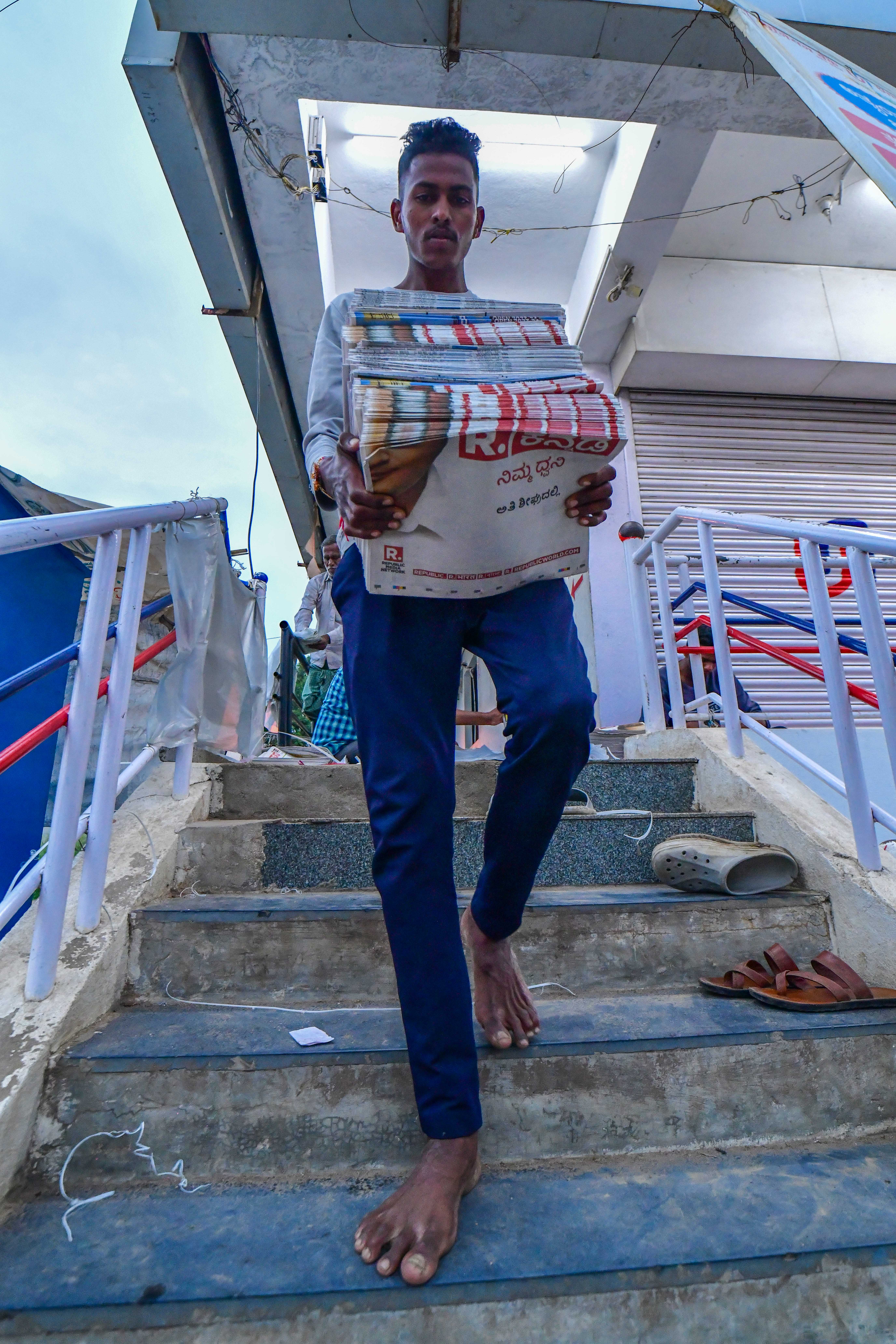 ಓದುಗರ ಮನೆ ಮನ ತಲುಪಲು ಸಜ್ಜಾಗಿ ಹೊರಟ ಪತ್ರಿಕೆ ಹಂಚುವ ಯುವಕ