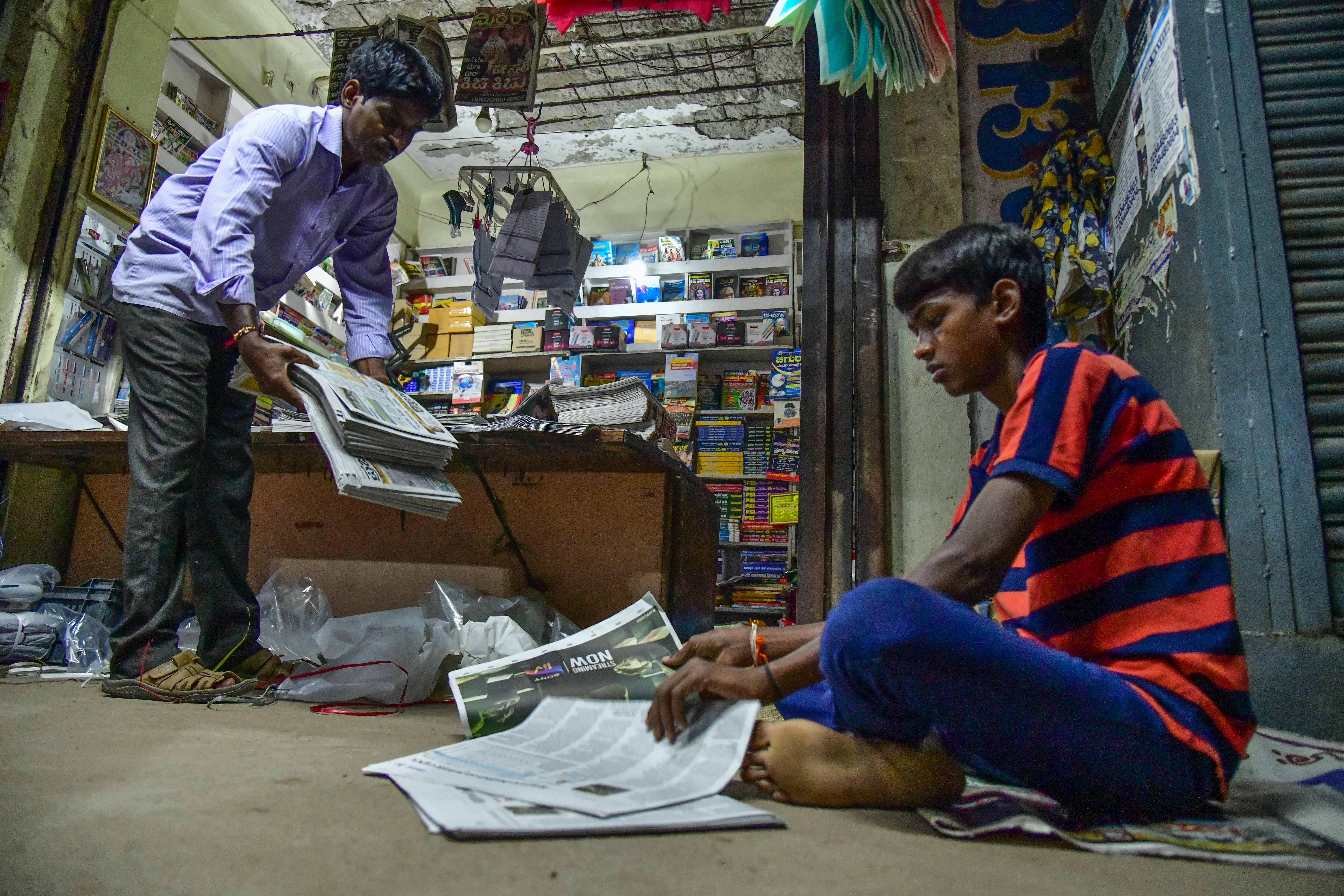 ಜನರಿಗೆ ಪತ್ರಿಕೆ ಹಂಚಲು ಸಜ್ಜುಗೊಳಿಸುತ್ತಿರುವುದು