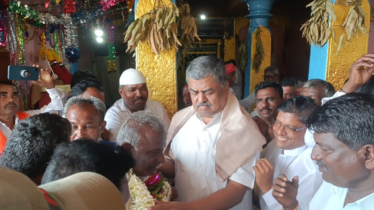 ಕೊಪ್ಪಳದ ಕುಕನೂರು ತಾಲ್ಲೂಕಿನ ತಳಬಾಳ ಗ್ರಾಮದಲ್ಲಿ ಸೋಮವಾರ ಆಯೋಜಿಸಲಾಗಿದ್ದ ಸಾಮೂಹಿಕ ವಿವಾಹ ಕಾರ್ಯಕ್ರಮದಲ್ಲಿ ಬಿ.ಕೆ.ಹರಿಪ್ರಸಾದ್ ಪಾಲ್ಗೊಂಡರು