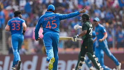 ವಿಕೆಟ್ ಪಡೆದ ಸಂಭ್ರಮದಲ್ಲಿ ರೋಹಿತ್ ಅಂಡ್ ಟೀಂ