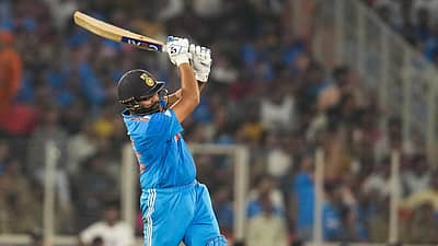 300 ಸಿಕ್ಸರ್ಗಳ ದಾಖಲೆ ಬರೆದ ಹಿಟ್ಮ್ಯಾನ್