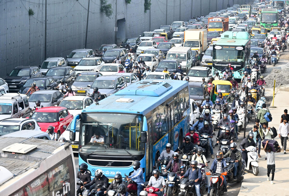 ಐಟಿ ಉದ್ಯಮವು ಬೆಂಗಳೂರಿನಲ್ಲಿ ಕೇಂದ್ರೀಕೃತವಾಗಿದೆ. ಇಲ್ಲಿನ ಐಟಿ ಕಂಪನಿಗಳಿಗೆ ಕೆಲಸಕ್ಕೆ ಹೋಗಿ, ಮನೆಗೆ ಬರಲೇ ನಾಲ್ಕು ತಾಸು ಬೇಕು. ಹೀಗಿರುವಾಗ 14 ತಾಸು ಕೆಲಸ, 4 ತಾಸು ಪ್ರಯಾಣ ಮಾಡಬೇಕಾಗುತ್ತದೆ. ನೀವು ಎಂದಾದರೂ ಹೀಗೆ ಮಾಡಿದ್ದೀರಾ ಎಂದು ಟ್ವಿಟರ್ನಲ್ಲಿ ಹಲವರು ಪ್ರಶ್ನಿಸಿದ್ದಾರೆ