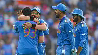 ವಿಕೆಟ್ ಪಡೆದ ಸಂಭ್ರಮದಲ್ಲಿ ಮೊಹಮ್ಮದ್ ಸಿರಾಜ್ ಅವರನ್ನು ಆಲಂಗಿಸಿದ ವಿರಾಟ್ ಕೊಹ್ಲಿ