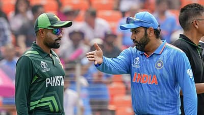 ಟಾಸ್ ವೇಳೆ ಭಾರತ ತಂಡದ ನಾಯಕ ರೋಹಿತ್ ಶರ್ಮಾ ಮತ್ತು ಪಾಕ್ ತಂಡದ ನಾಯಕ ಬಾಬರ್ ಅಜಂ