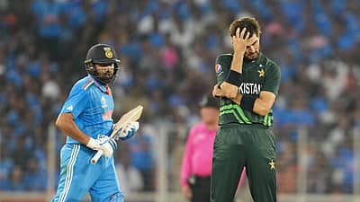 ರೋಹಿತ್ ಬ್ಯಾಟಿಂಗ್ ಅಬ್ಬರಕ್ಕೆ ತಲೆ ಮೇಲೆ ಕೈ ಇಟ್ಟುಕೊಂಡ ಪಾಕ್ ವೇಗಿ ಶಾಹೀನ್ ಅಫ್ರಿದಿ