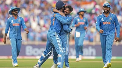 ವಿಕೆಟ್ ಪಡೆದ ಸಂಭ್ರಮದಲ್ಲಿ ಭಾರತ ತಂಡ