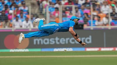 ಫೀಲ್ಡಿಂಗ್ ವೇಳೆ ವಿರಾಟ್ ಕೊಹ್ಲಿ ಜಿಗಿದದ್ದು ಹೀಗೆ