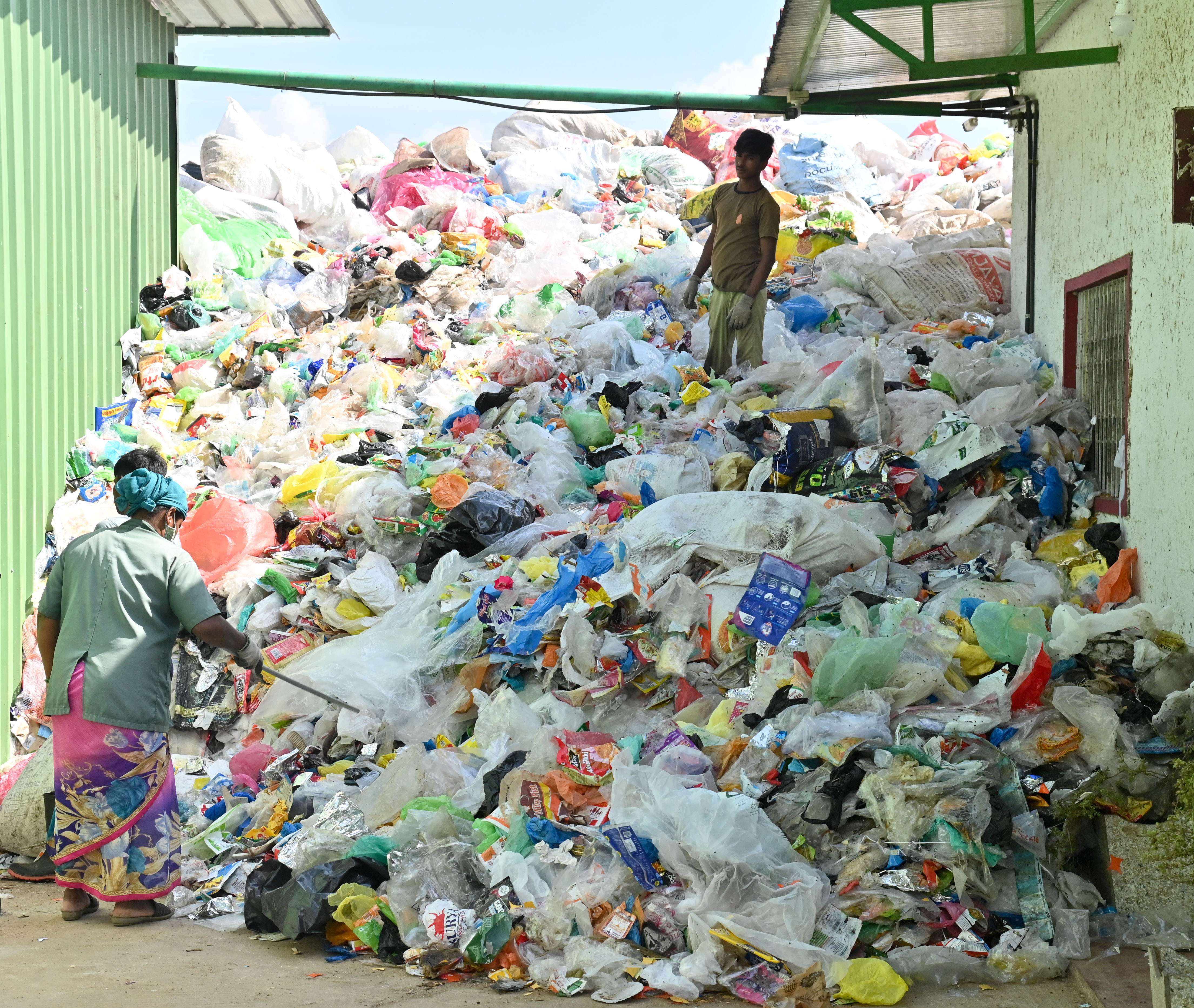 ಮೈಸೂರಿನ ಸುಯೇಜ್ ಫಾರಂ ಆವರಣದಲ್ಲಿ ಪೇವರ್ ಟೈಲ್ಸ್ ಉತ್ಪಾದನೆಗಾಗಿ ಸಂಗ್ರಹಿಸಲಾಗಿರುವ ಪ್ಲಾಸ್ಟಿಕ್ ತ್ಯಾಜ್ಯ–ಪ್ರಜಾವಾಣಿ ಚಿತ್ರ/ಅನೂಪ್ ರಾಘ.ಟಿ.