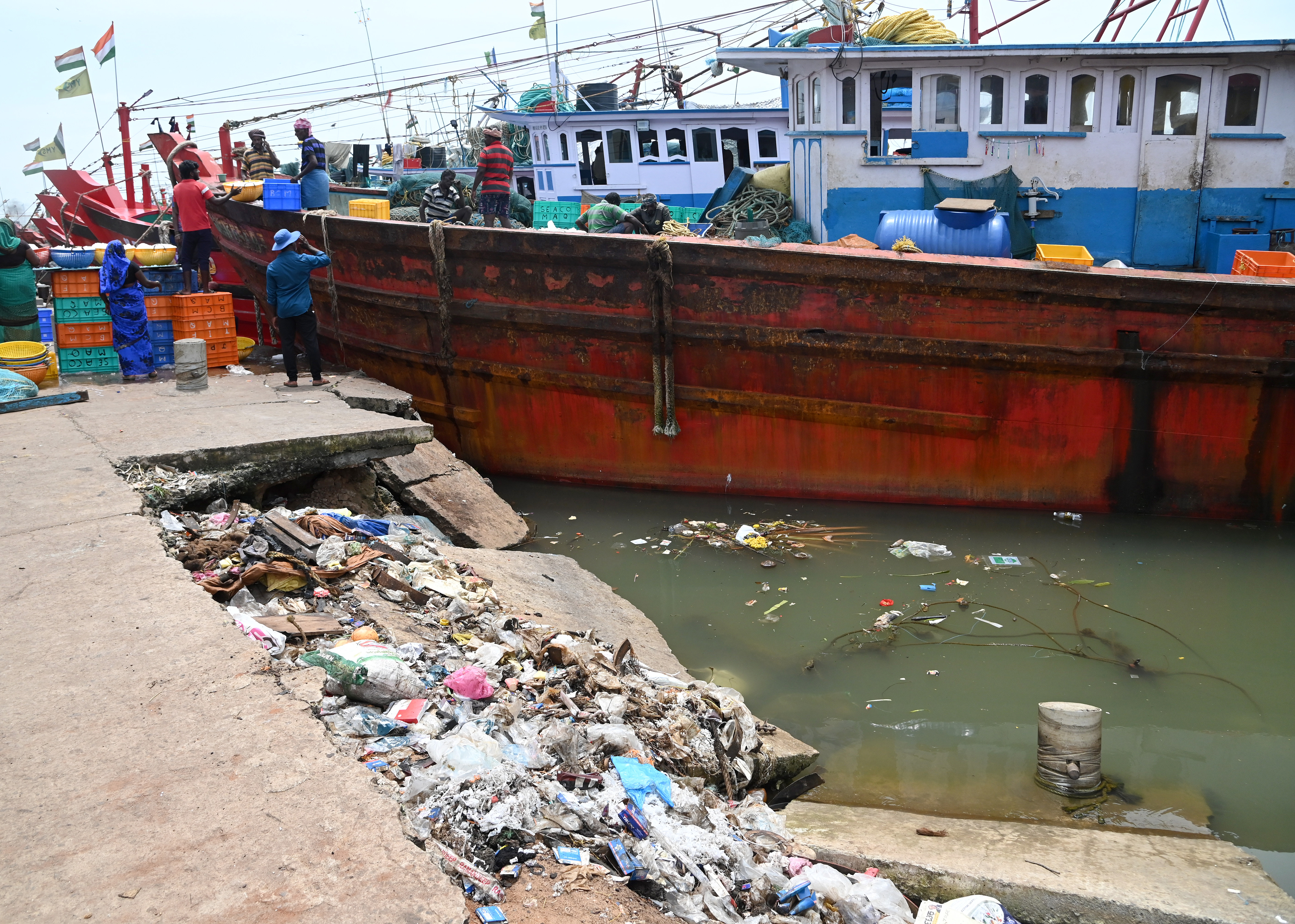 ಮಂಗಳೂರಿನ ಬಂದರಿನಲ್ಲಿ ನಿರ್ವಹಣೆ ಇಲ್ಲದೆ ಸಮುದ್ರ ಸೇರುತ್ತಿರುವ ತ್ಯಾಜ್ಯ– ಪ್ರಜಾವಾಣಿ ಚಿತ್ರ / ಫಕ್ರುದ್ದೀನ್ ಎಚ್
