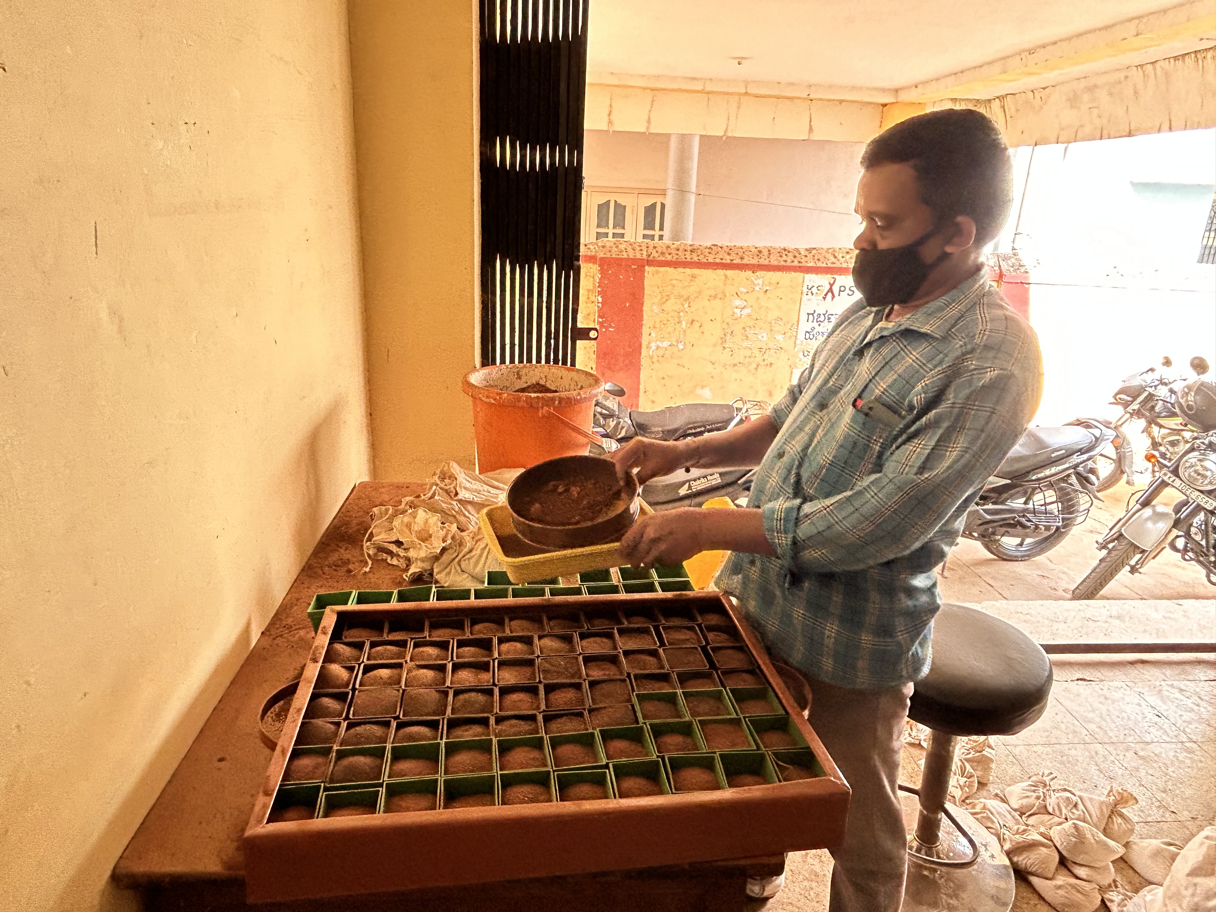 ಕೃಷಿ ಇಲಾಖೆಯ ಪ್ರಯೋಗಾಲಯಕ್ಕೆ ಬಂದ ಮಣ್ಣಿನ ಮಾದರಿಯನ್ನು ಜೋಡಿಸುತ್ತಿರುವ ಸಿಬ್ಬಂದಿ