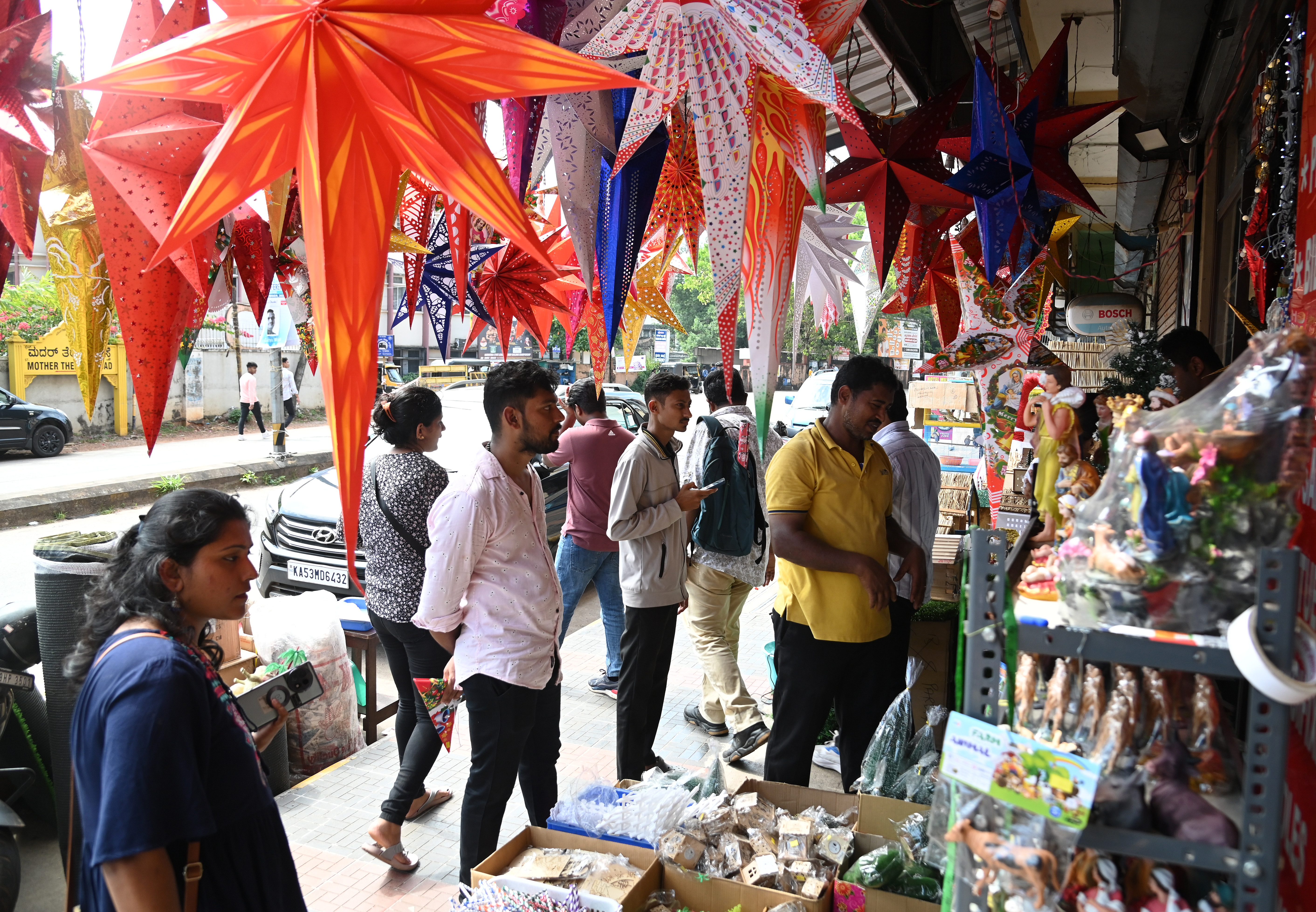 ಮಂಗಳೂರಿನ ಮಿಲಾಗ್ರಿಸ್ ಚರ್ಚ್ ಸಮೀಪದ ಮಳಿಗೆಯಲ್ಲಿ ನಕ್ಷತ್ರ ಕ್ರಿಸ್ಮಸ್ ಅಲಂಕಾರಿಕ ವಸ್ತುಗಳನ್ನು ಮಾರಾಟಕ್ಕಿಟ್ಟಿರುವುದು