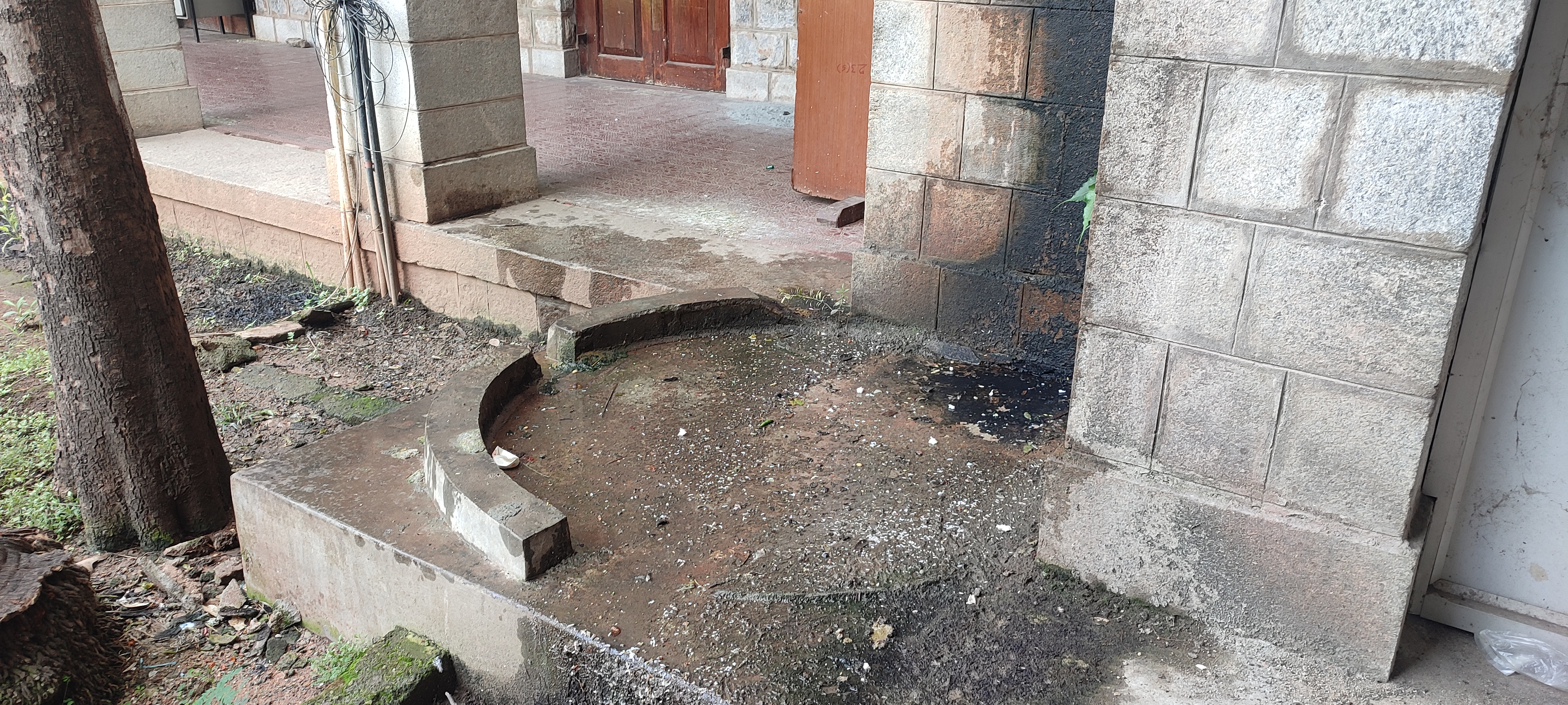 ಜಿಲ್ಲಾಧಿಕಾರಿ ಕಚೇರಿ ಒಳಗಿನ ಆವರಣದಲ್ಲಿ ಸ್ವಚ್ಛತೆಯ ಕೊರತೆ