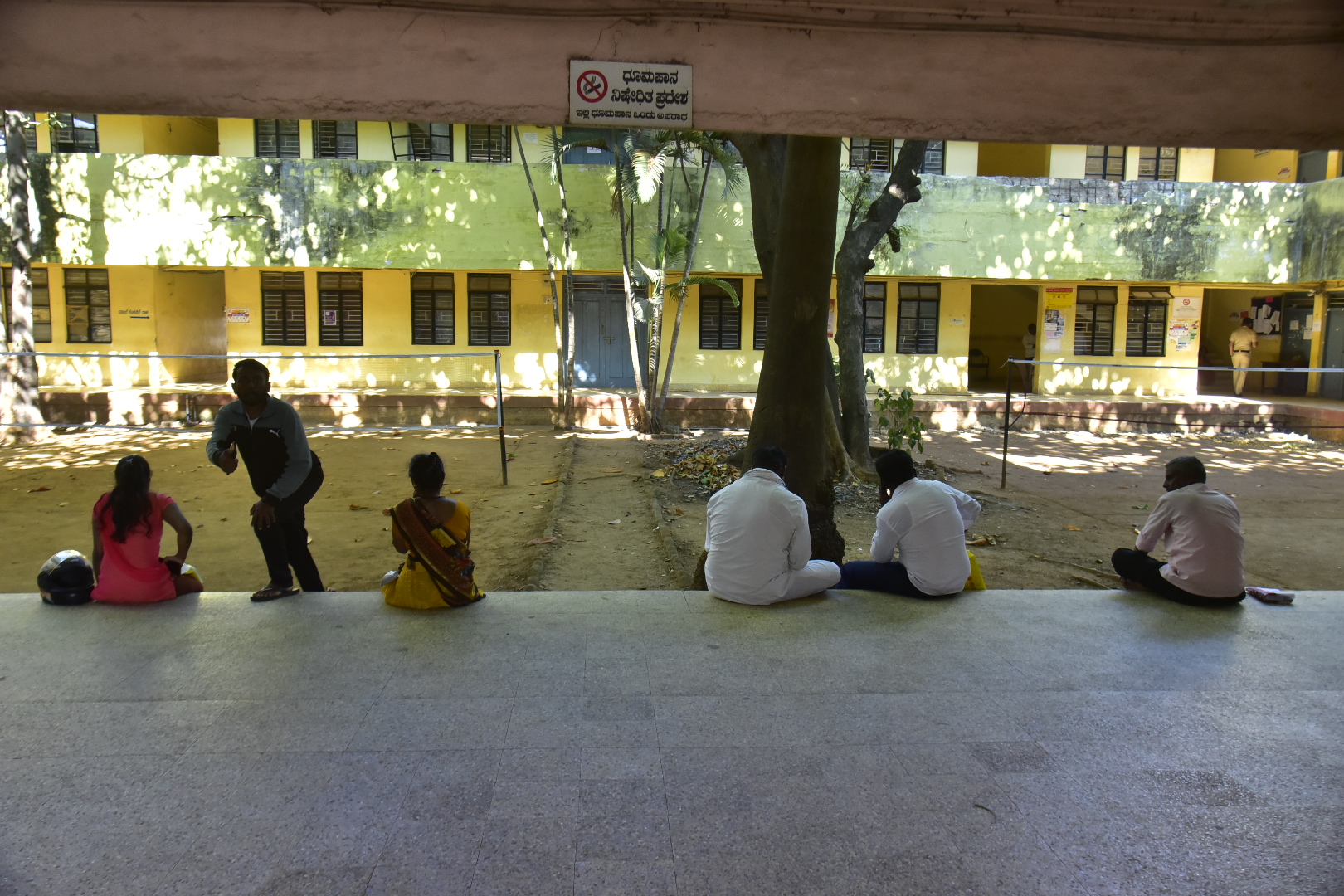 ದಾವಣಗೆರೆಯ ತಹಶೀಲ್ದಾರ್ ಕಚೇರಿಯಲ್ಲಿ ಕುಳಿತುಕೊಳ್ಳಲು ಚೇರುಗಳಿಲ್ಲದೇ ನೆಲದ ಮೇಲೆ ಕುಳಿತಿರುವುದು.